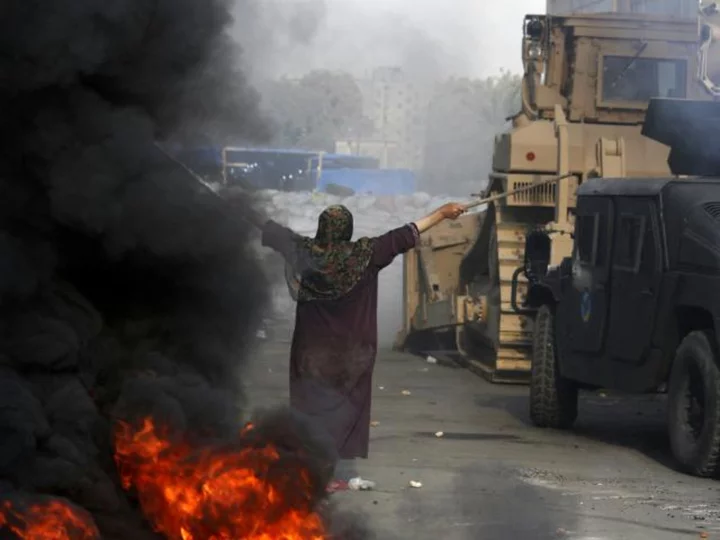 Before hundreds of protesters were killed, Egypt debated less lethal options, report says