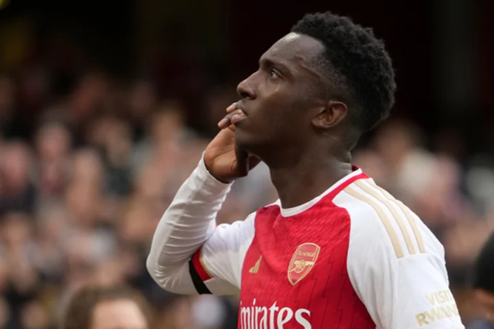 Chelsea struggles without a top striker while backup Nketiah hits hat trick for Arsenal
